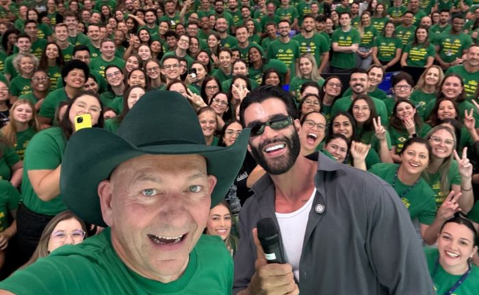 Gusttavo Lima visitou unidades da Havan e cantou para colaboradores (Foto: Reprodução/Redes sociais)