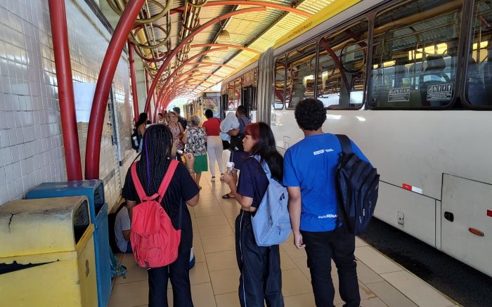 Terminais estão lotados de pessoas que esperam os ônibus (Foto: Fran Marcon)