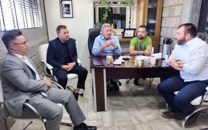Prefeito Leonel Pavan (PSD) e Igor Zveibrucker (SAF), em reunião na sexta (Foto: Divulgação)