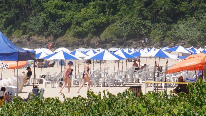 Estabelecimentos estariam impedindo moradores de usar a areia praia, diz denúncia (Foto: João Batista)