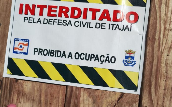 Casa está interditada pela Defesa Civil desde janeiro (Foto: Leitor)