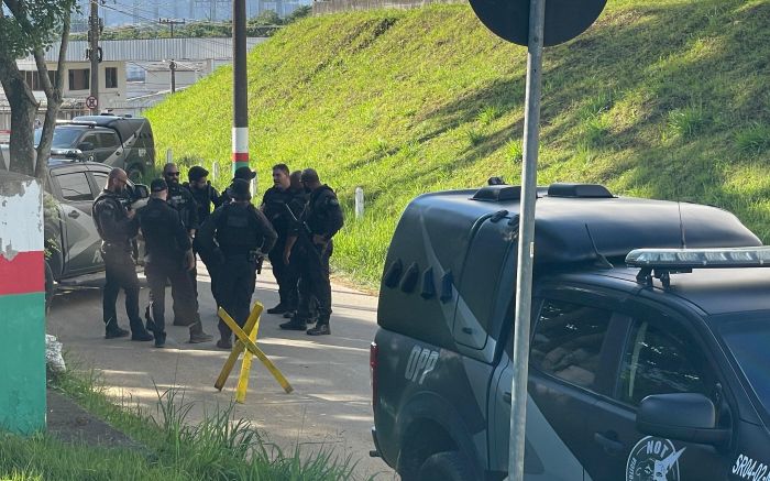 Presídio está cercado e forças de segurança mobilizadas (Foto: Ana Julia Kamchen)