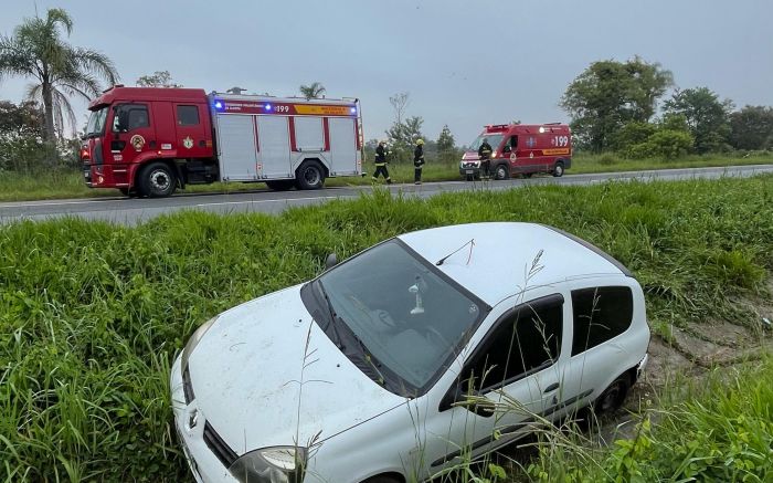 Já ocupantes de Clio saíram sozinhos do carro em Ilhota (Foto: Divulgação/CBVI)