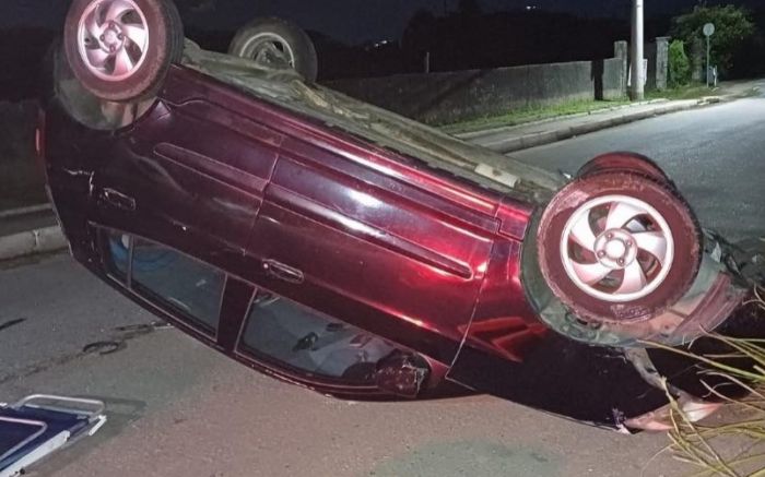 Carro vermelho foi resgatado pelos agentes de trânsito (Foto: Divulgação/GMBC)