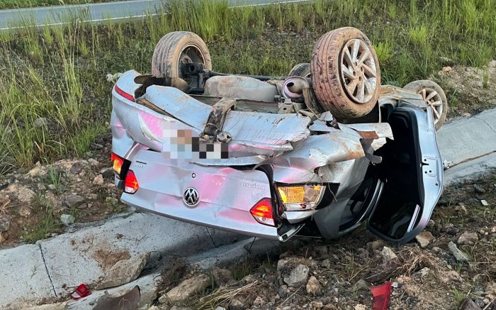 Carro ficou tombado com os pneus para cima (Foto: Divulgação CBVI)