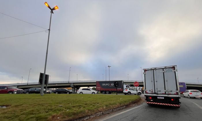 Movimento segue exigindo paciência dos motoristas nas rodovias (Foto: Ana Zigart)