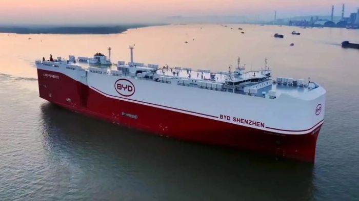 Embarcação vem carregada com mais de sete mil veículos da marca (Foto: Divulgação/BYD)