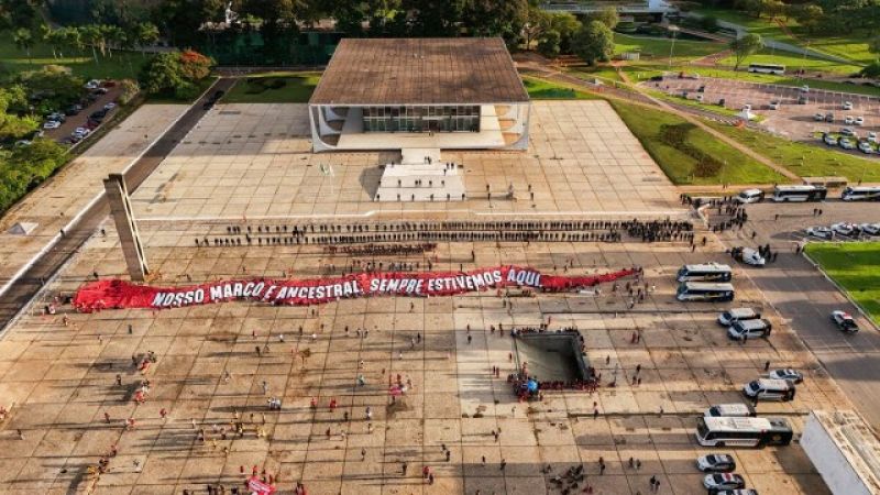 Indígenas estendem faixa em frente ao prédio do Supremo Tribunal Federal contra o Marco Temporal (Foto: José Cícero/Agência Pública)