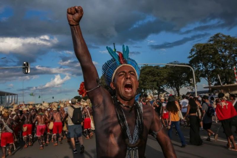 Indígenas marcham até a Praça do Três Poderes durante ATL de 2024 (Foto: José Cícero/Agência Pública)