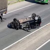 Batida com caminhão deixa carro capotado no acesso da Transbeto