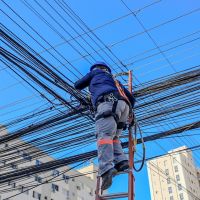 Balneário Camboriú retira nove toneladas de fios largados nas ruas de BC