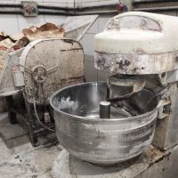 Vigilância Sanitária fecha fábrica clandestina de pães e gelo