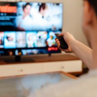 Maio promete maratona de séries, filmes e documentários nos streamings