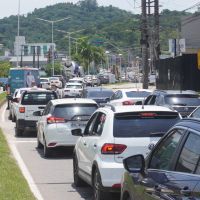 Volta do trabalho está caótica nas principais avenidas e ruas de Itajaí e Balneário Camboriú