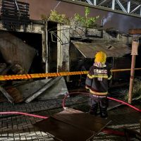 Incêndio destrói parte de food park em Armação