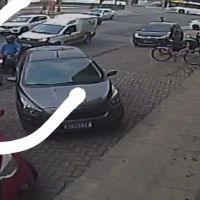 Motociclista mostra “as partes” para motorista com crianças no carro