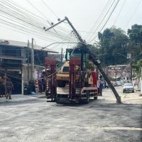 Máquina da prefeitura derruba poste e deixa Matadouro na escuridão