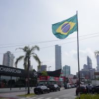 Bandeiras do Brasil instaladas em locais públicos não tem autorização da prefeitura