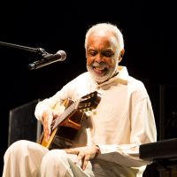 Gilberto Gil encerra turnê entre o céu e o mar