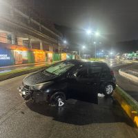 Motorista bêbado bate em canteiro e é preso em Camboriú