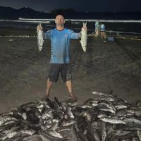 Friaca e vento sul trouxeram tainha pra Praia Central de BC