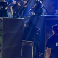 Cantor Marrone cai do palco e trinca cinco costelas