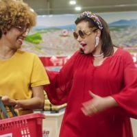 Komprão lança campanha estrelada por Narcisa Tamborindeguy