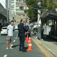 Ônibus detona ponto recém-reformado em BC