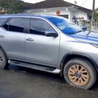 Bandidos se jogam em manguezal após abandonar carro furtado em Itajaí