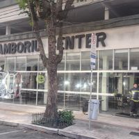Prédio comercial pega fogo e mulher fica presa em clínica odontológica