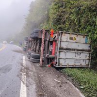 Carreta tomba na BR 470 e motorista morre em SC