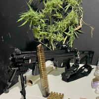 PM prende dois traficantes e apreende drogas, arma e munições