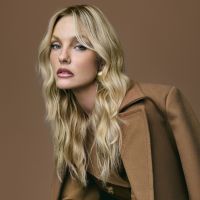 Carol Trentini estrela campanha de inverno do Balneário Shopping