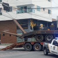 Caminhão arranca fiação e deixa 200 imóveis sem luz