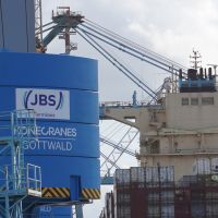 JBS Terminais compra guindastes gigantes pra movimentação de contêineres