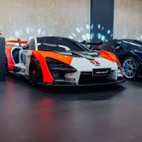 McLaren reúne raridades, homenageia Ayrton Senna e entrega super máquina em nova loja