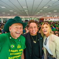 Leonardo canta em cima da mesa de Luciano Hang