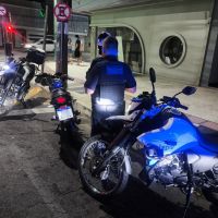 Motociclista dá grau, tenta fugir da polícia e quase atropela pedestres
