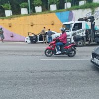 Jaguar bate em Montana e congestiona o trânsito de Balneário Camboriú