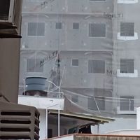 Trabalhador desmaia e fica pendurado ao cair de andaime em obra