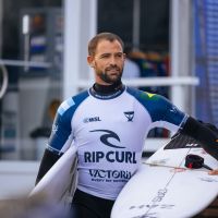 Alejo Muniz confirma vaga na elite do surfe mundial