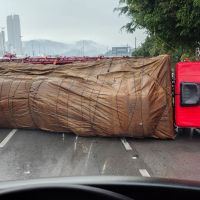 Caminhão tomba e BR 101 tem fila de mais de 12 km no sentido Porto Alegre