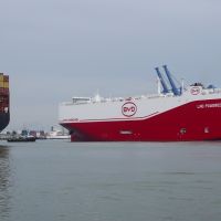 Itajaí recebe maior navio para carros do mundo; veja as fotos da operação histórica