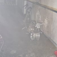 Scooter elétrica pega fogo durante carregamento