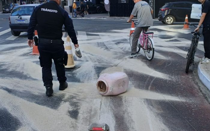 Agentes impediram que óleo provocasse acidentes (foto: divulgação - GMBC)