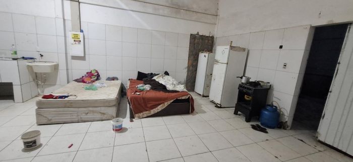 Dois trabalhadores moravam em galpão de fábrica clandestina de gelo e pães (Foto: Divulgação/PMSC)