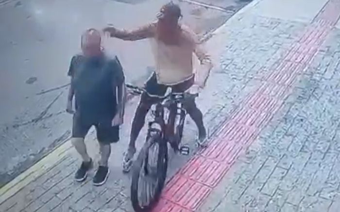 Vítima tentou reagir, mas logo desistiu (Foto: Reprodução)