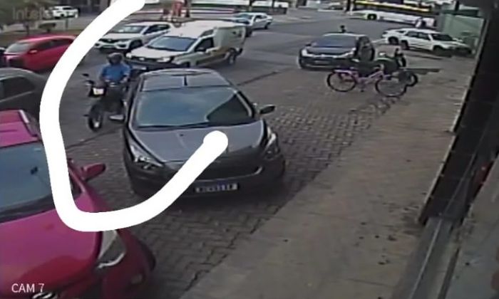 Vítima, de 35 anos, dirigia com a filha e uma amiga da criança no momento do crime (Foto: Reprodução)