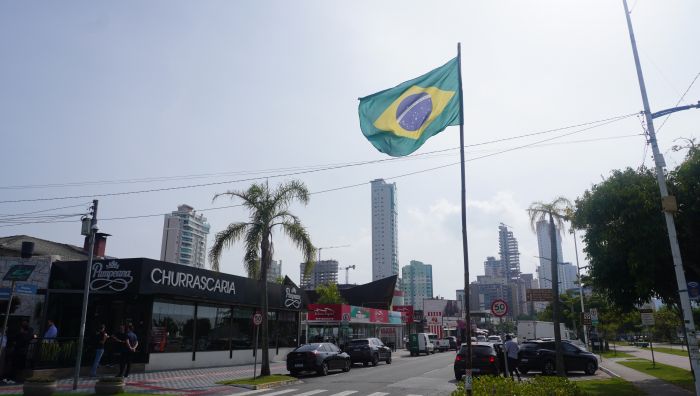 Bandeiras estão espalhadas em ruas e praças da cidade, mas ninguém sabe quem instalou (Foto: João Batista)