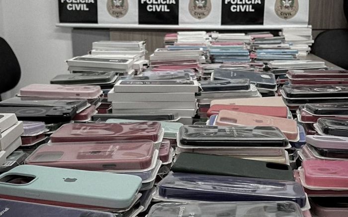 Produtos apreendidos imitavam itens originais da Apple (Foto Divulgação PCSC)